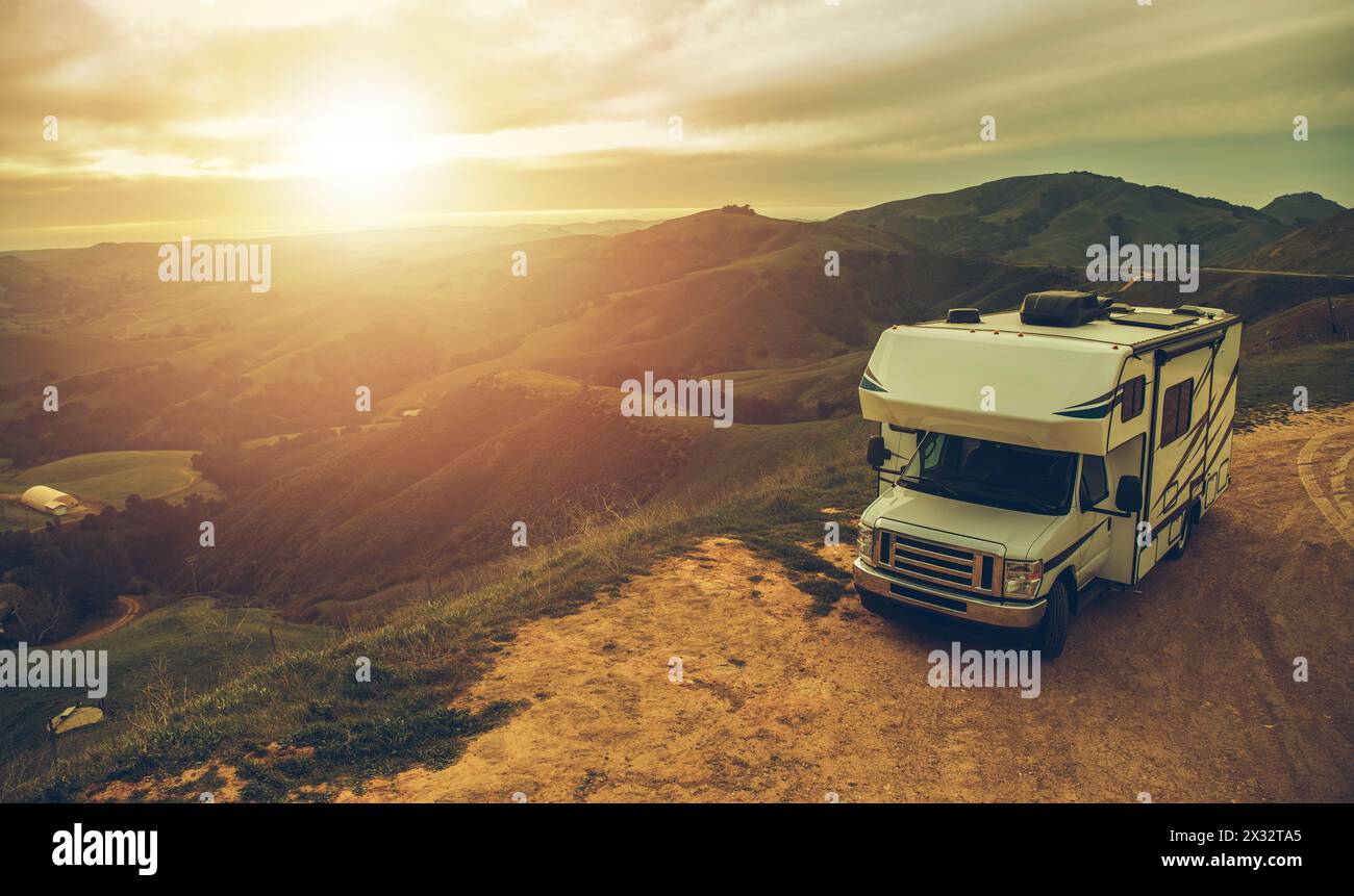 Voyage en camping-car de classe C moderne à travers le paysage californien ensoleillé. Thème RVing Banque D'Images