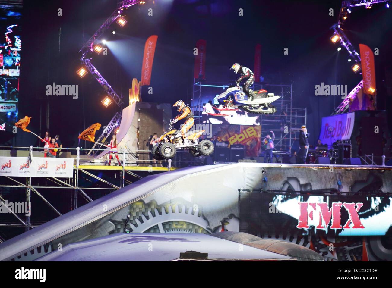 MOSCOU - Mar 02 : saut simultané sur VTT et motoneige sur le festival des sports extrêmes percée 2013 dans l'arène du complexe sportif olympique, Banque D'Images