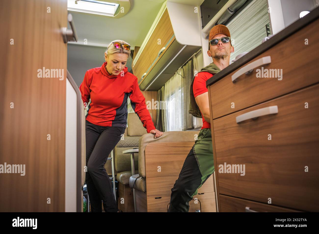 Couple caucasien à l'intérieur de leur véhicule récréatif de classe C. Voyage en camping-car. Banque D'Images