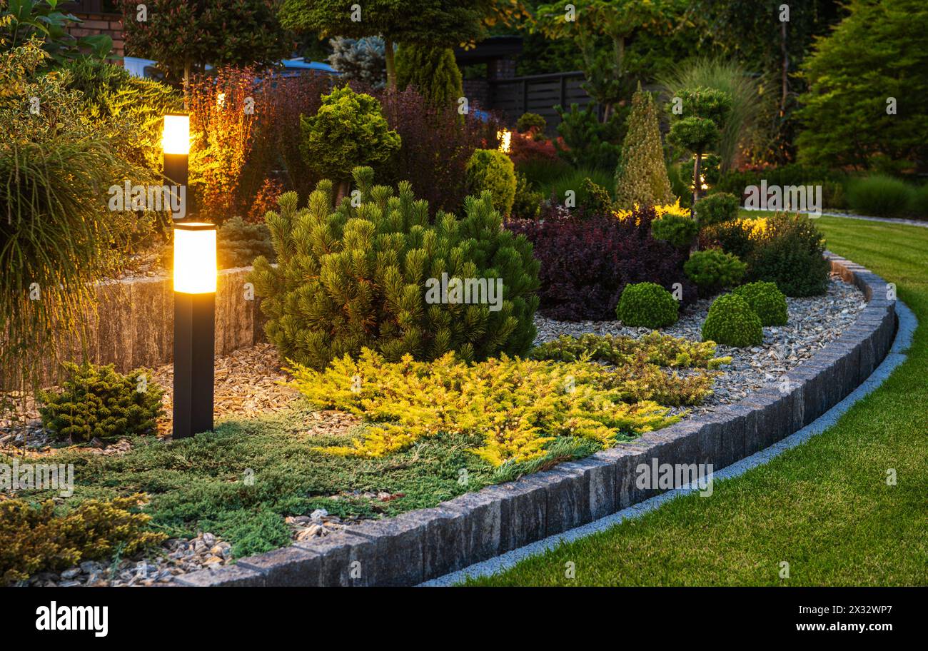 Éclairage de jardin LED moderne illuminant le paysage Banque D'Images