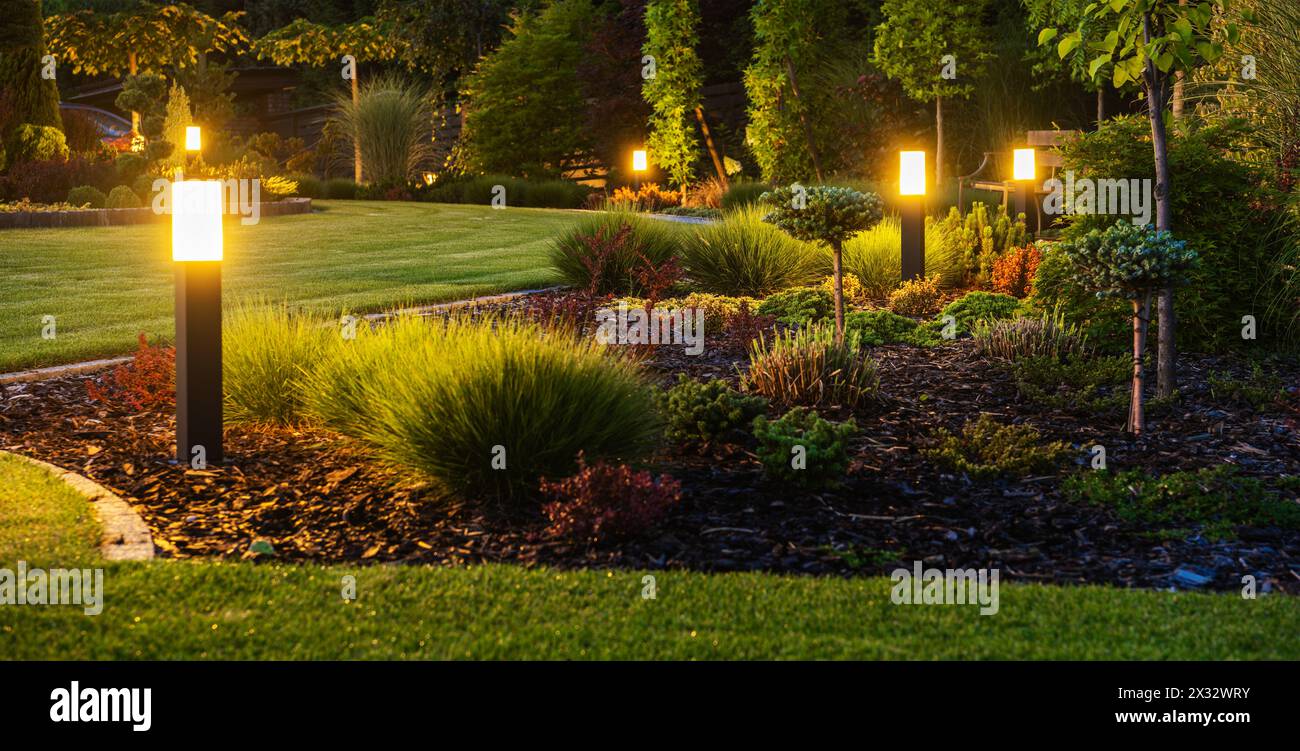 Elégant et moderne éclairage LED de jardin illuminant le thème de l'aménagement paysager moderne de l'espace. Banque D'Images