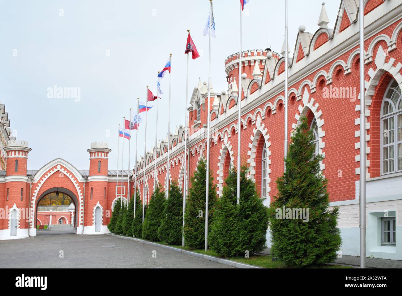 Mâts de drapeaux le long du mur avec des fenêtres pointues du Palais Petroff à Moscou. Palais a été construit au 18ème siècle Banque D'Images