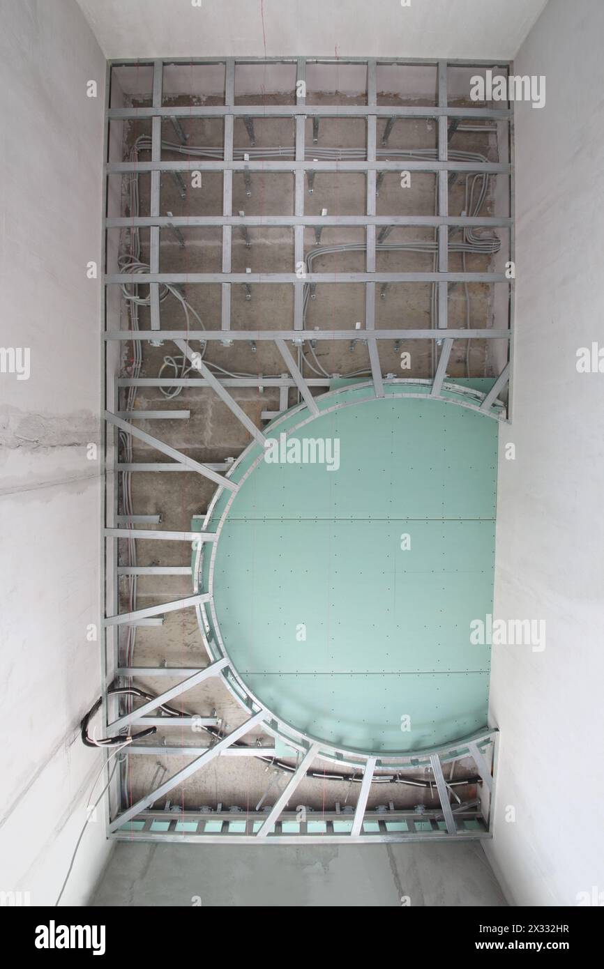 Cadre en métal pour installer plafond décoratif en forme d'arc Banque D'Images