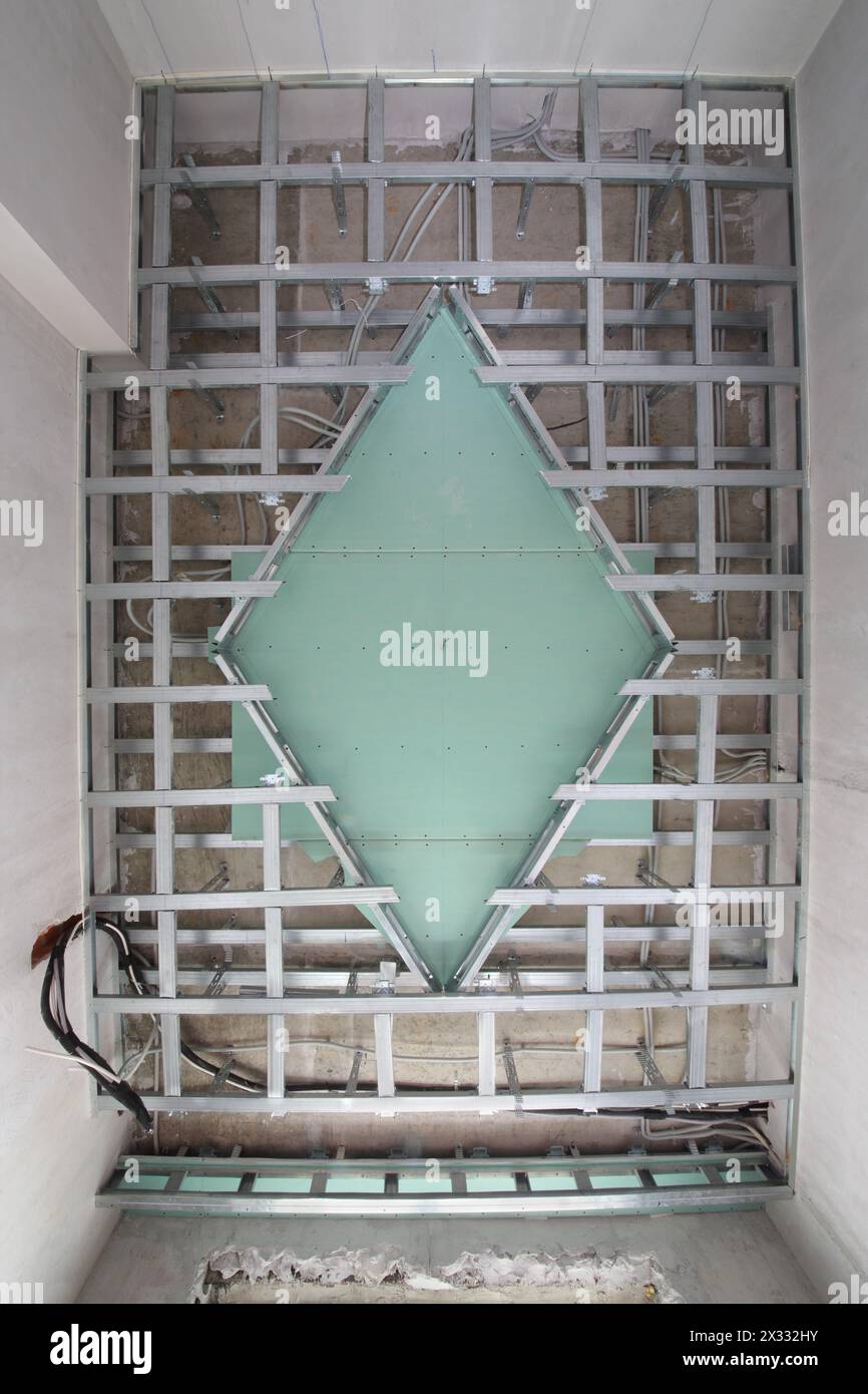 Cadre en métal pour installer le plafond décoratif en forme de losange Banque D'Images