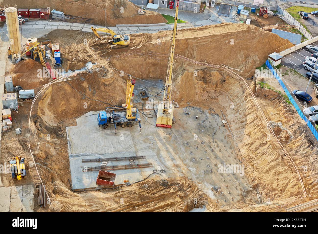 Fossé de fondation avec machines de construction sur le chantier de construction, vue à angle élevé Banque D'Images