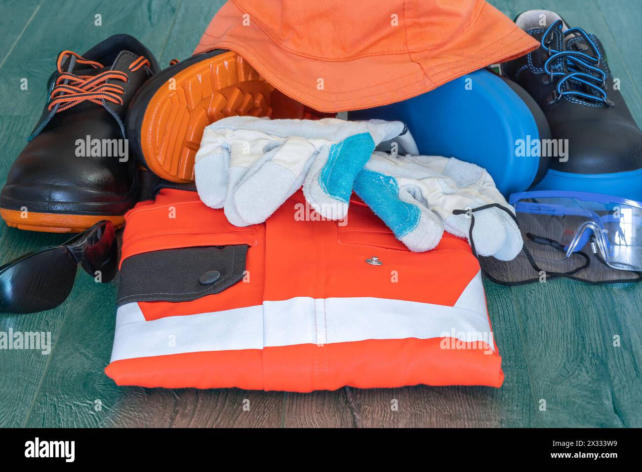 EQUIPEMENT de protection au travail sur les travaux d'asphaltage sur un fond en bois Banque D'Images