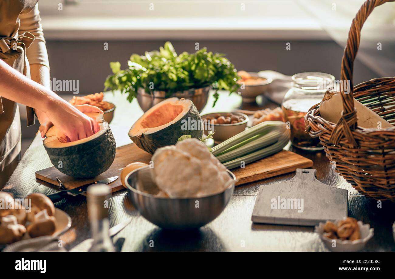 environnement de cuisine confortable avec un mélange de produits et d'ustensiles, célébrant l'art des repas maison avec une touche rustique Banque D'Images