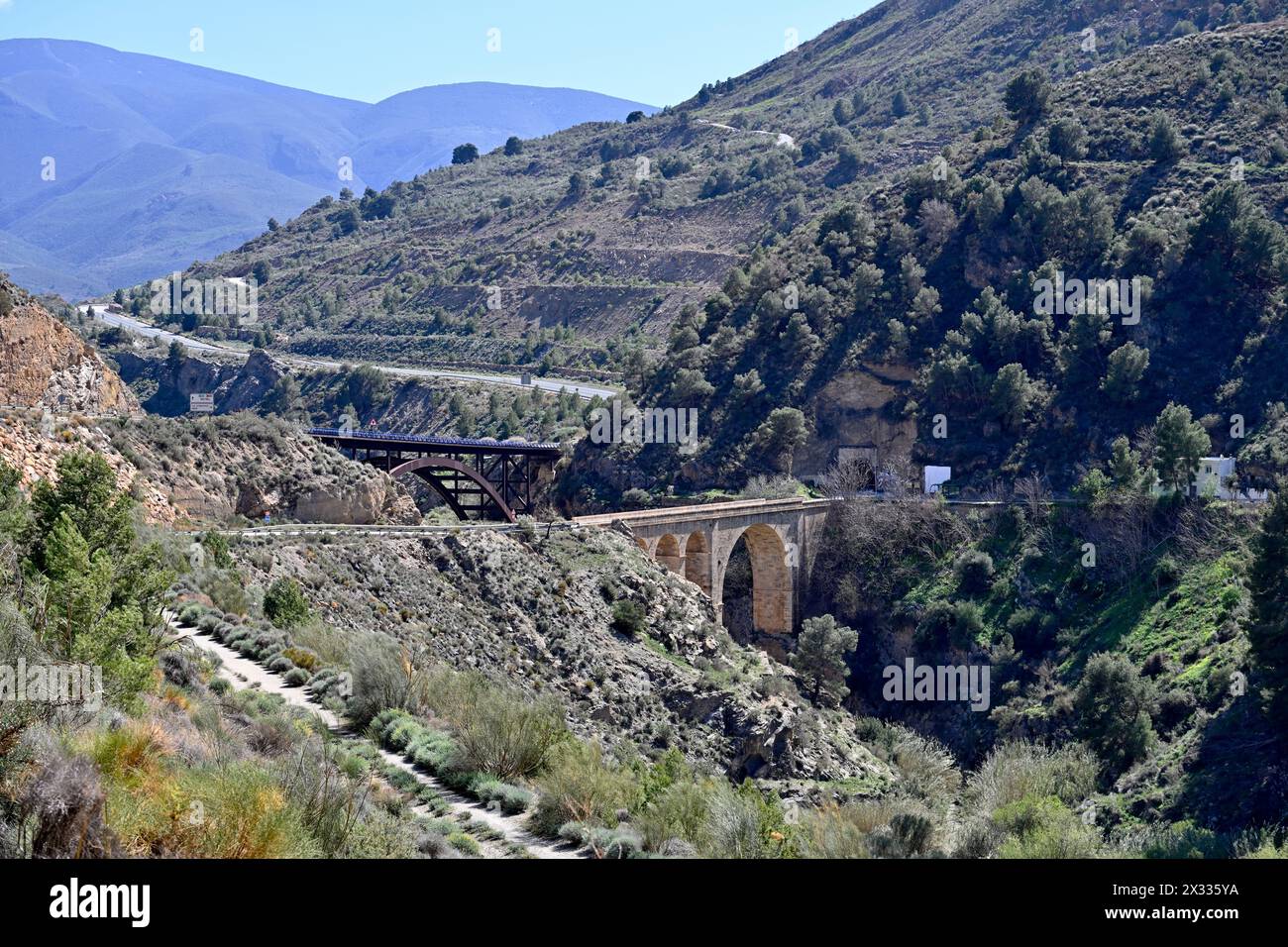 Campagne sud de l'Espagne avec ancienne et nouvelle route à la fois avec des ponts par le village de Ízbor, Espagne Banque D'Images