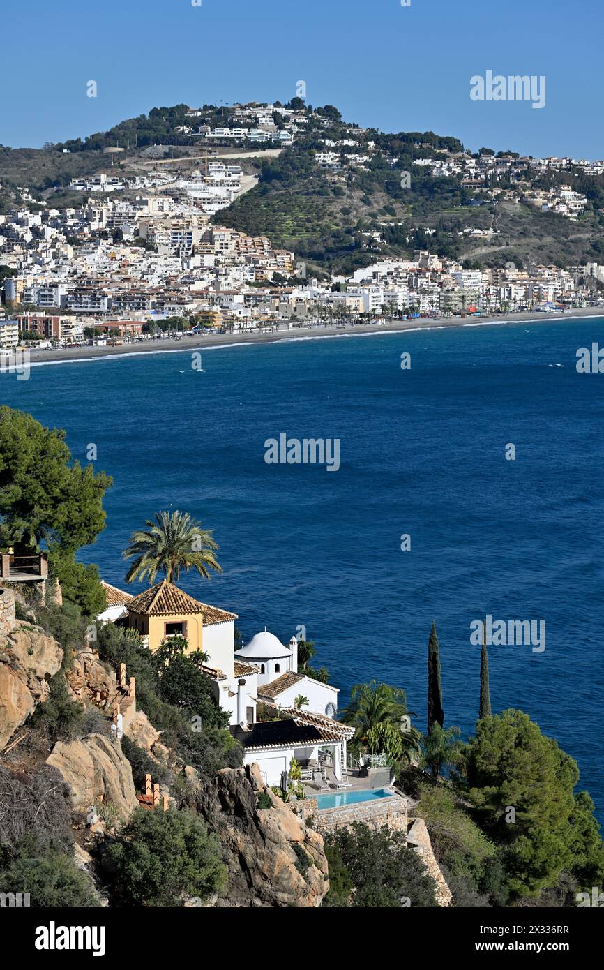 Vue sur la station balnéaire de la Herradura le long de la côte méditerranéenne tropicale de l'Espagne Banque D'Images