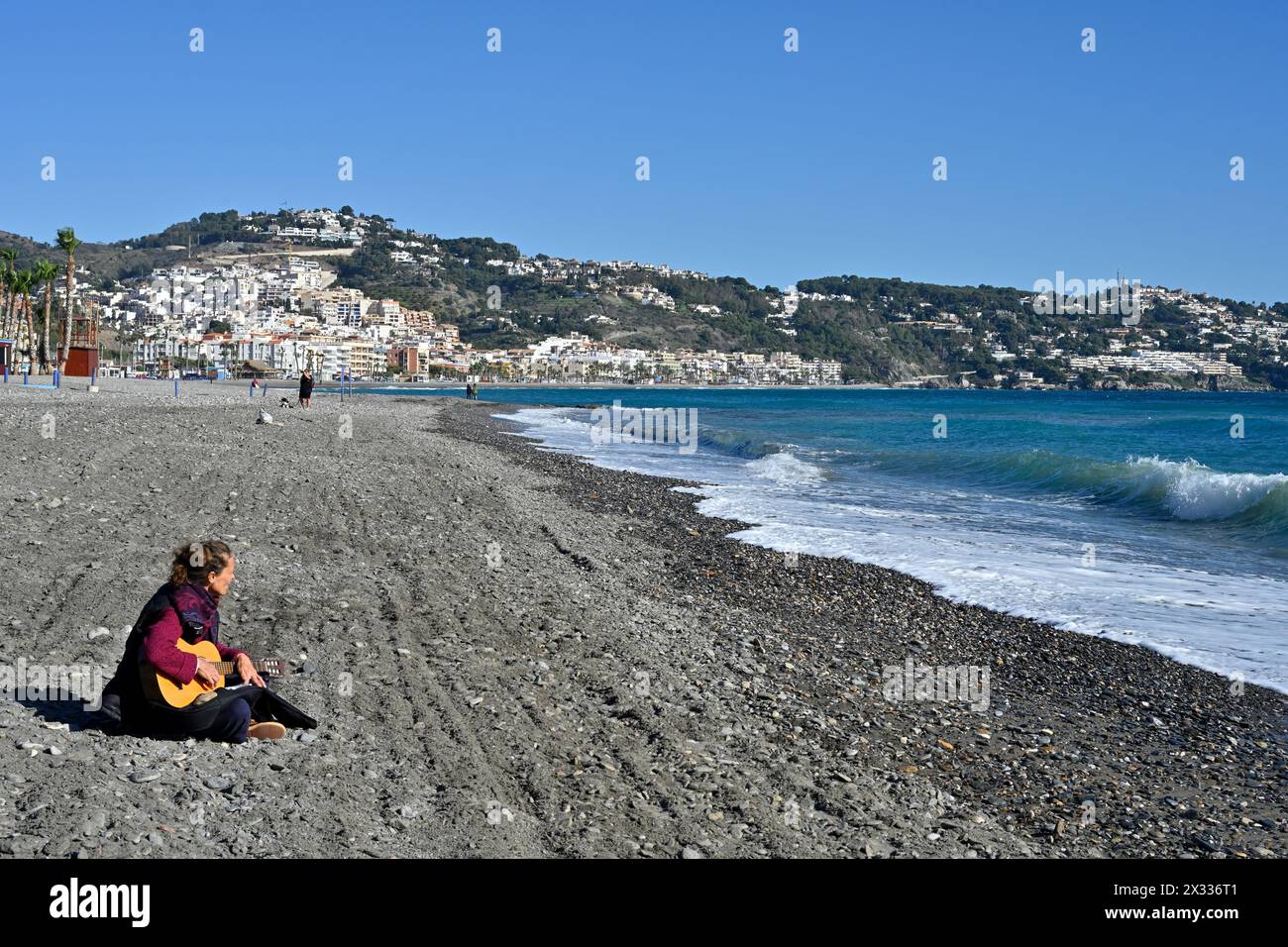 Vue le long de la plage de la station balnéaire de la Herradura le long de la côte méditerranéenne tropicale de l'Espagne hors saison Banque D'Images