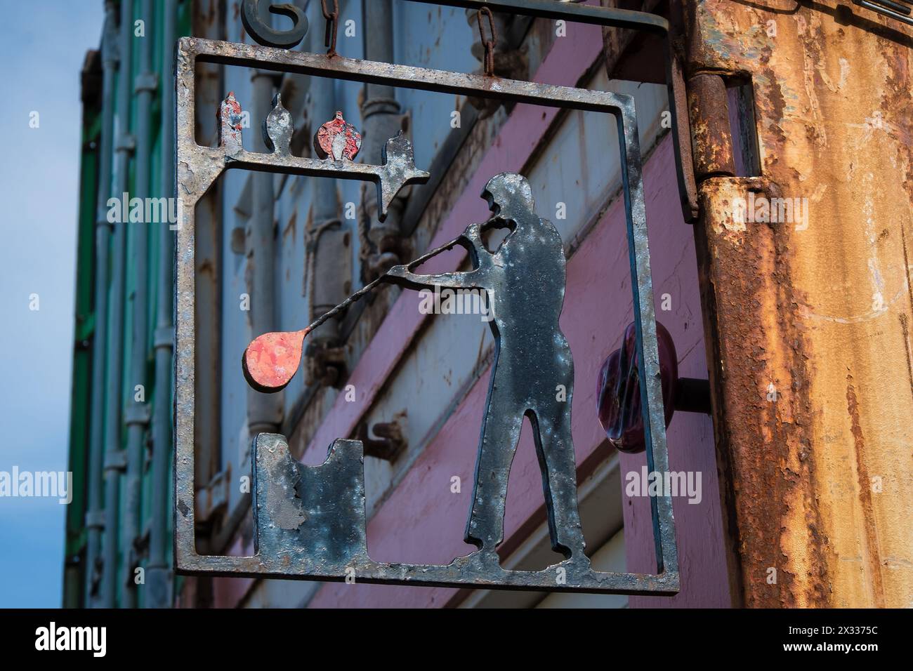 Signez sur un bâtiment d'atelier de souffleur de verre. Banque D'Images