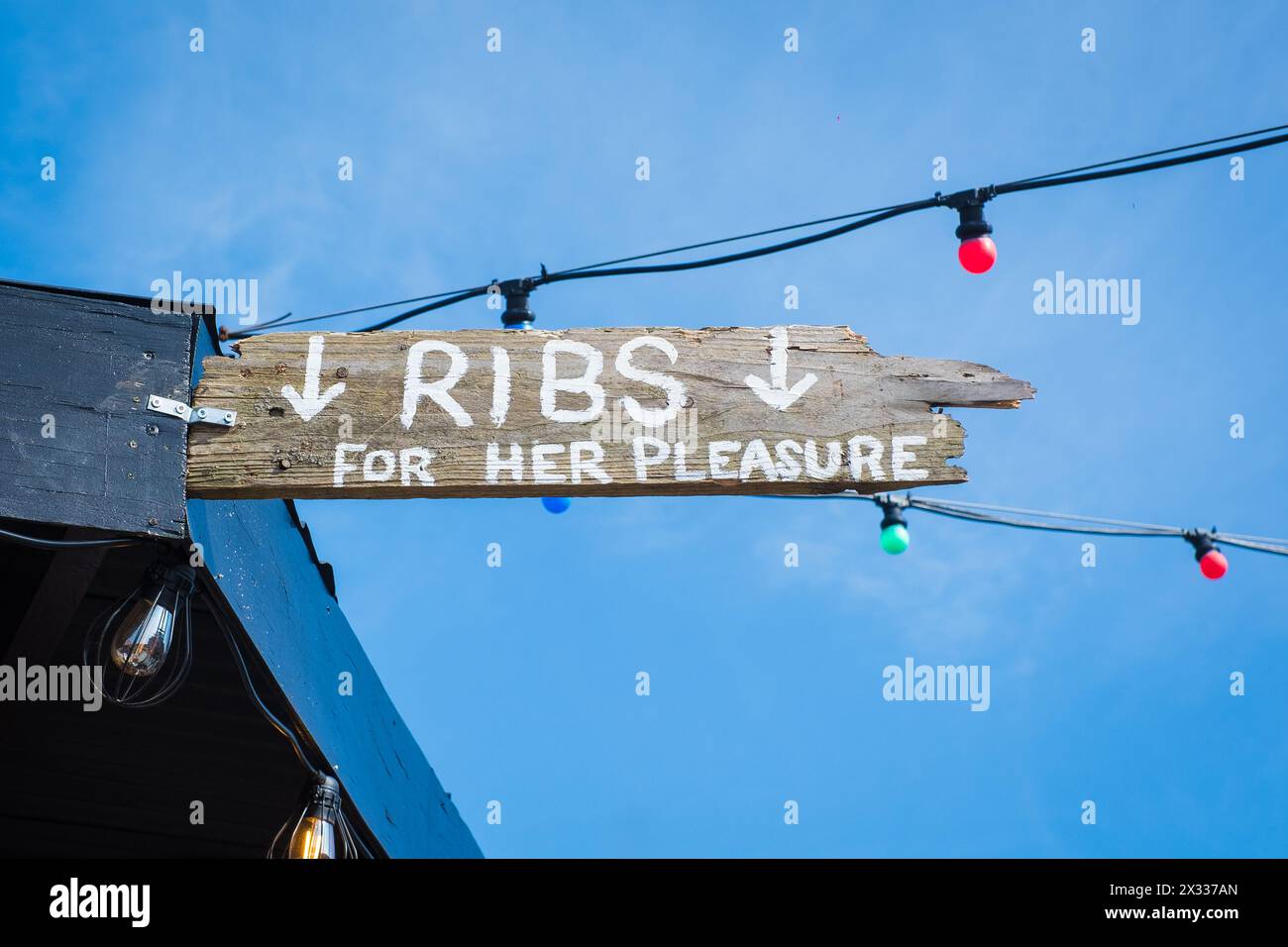 Signez sur un grill bar 'Ribs for Her Pleasure'. Banque D'Images