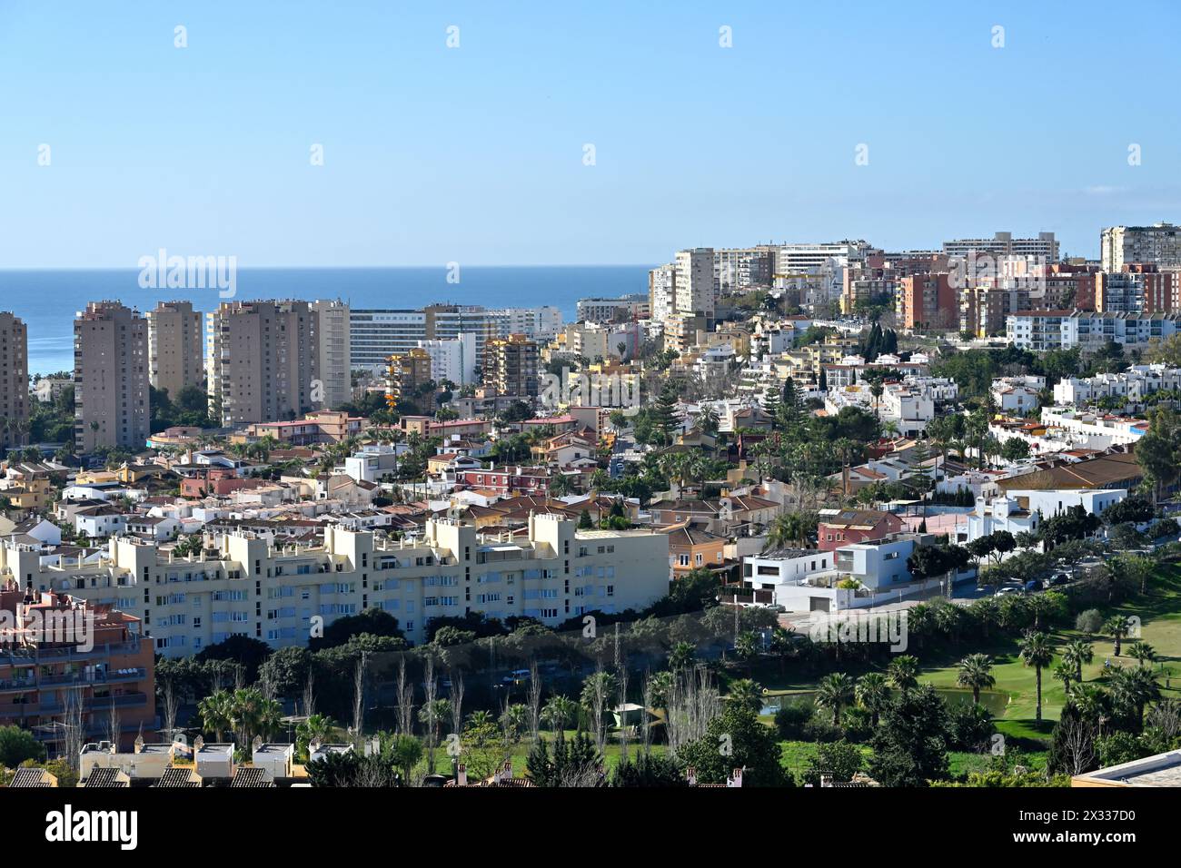 Vue sur la ville de destination touristique de Torremolinos à la mer Méditerranée au-delà, Costa del sol, Espagne Banque D'Images