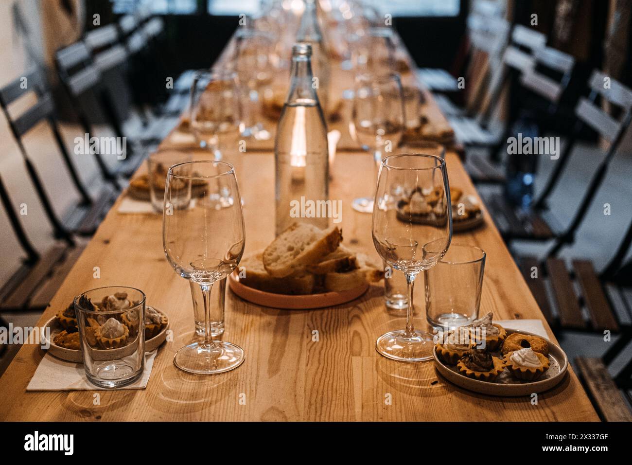 Elégante table longue pour dîner dégustation de vin Banque D'Images