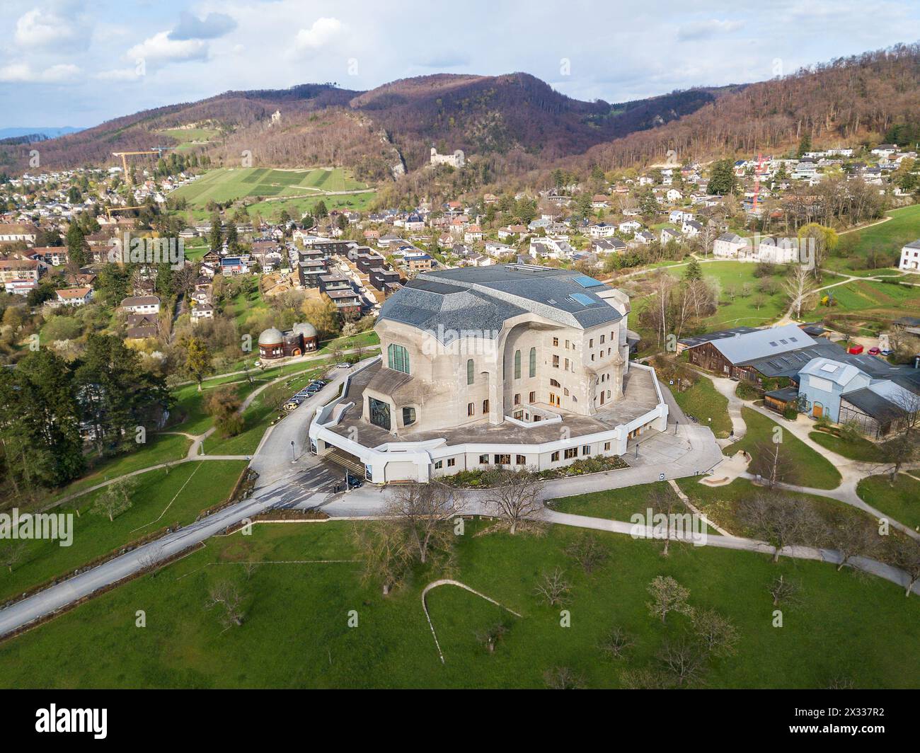 Dornach, Suisse - mars 27. 2023 : image aérienne du Goetheanum II, dessinée par Rudolf Steiner dans un style d'architecture expressionniste en 1924 Banque D'Images