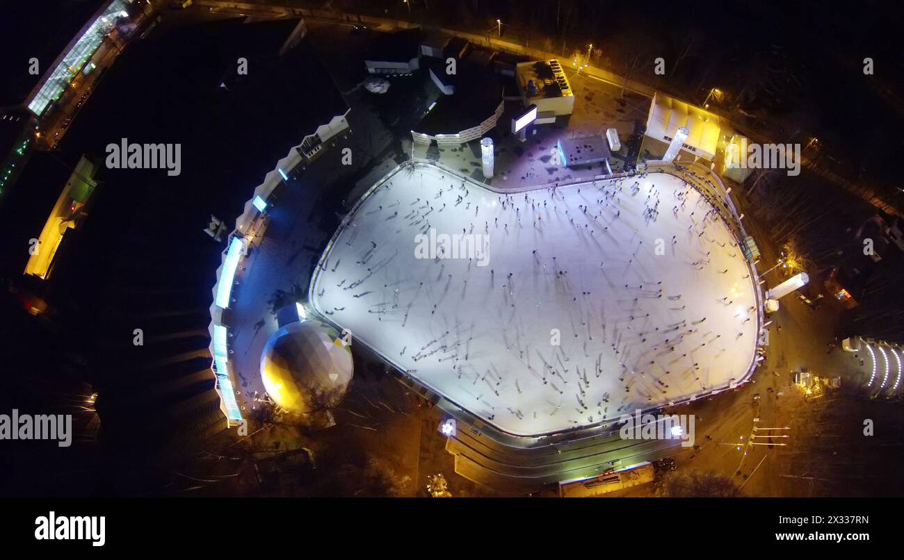 MOSCOU, RUSSIE - 23 NOVEMBRE 2013 : beaucoup de gens patinent à la patinoire du parc Sokolniki dans la soirée, vue aérienne. Patinoire à Sokolniki l'un des bi Banque D'Images