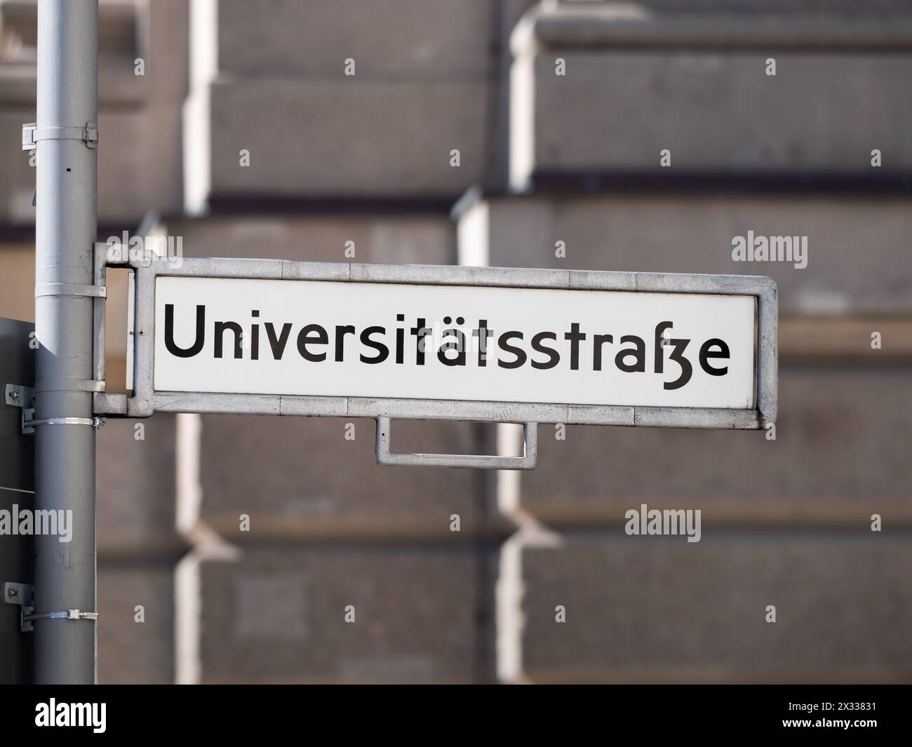 Panneau Universitätsstraße (rue de l'université) à Berlin. Guide de nom de route à une intersection. L'emplacement est dans le quartier de Mitte près de Humboldt Uni Banque D'Images