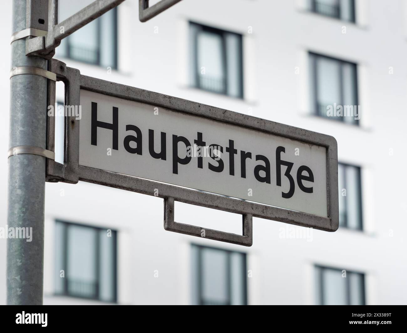 Panneau Hauptstraße (rue principale) à Berlin, Allemagne. Guide de nom de route à une intersection dans la ville. Symbole de circulation pour les usagers de la route. Banque D'Images