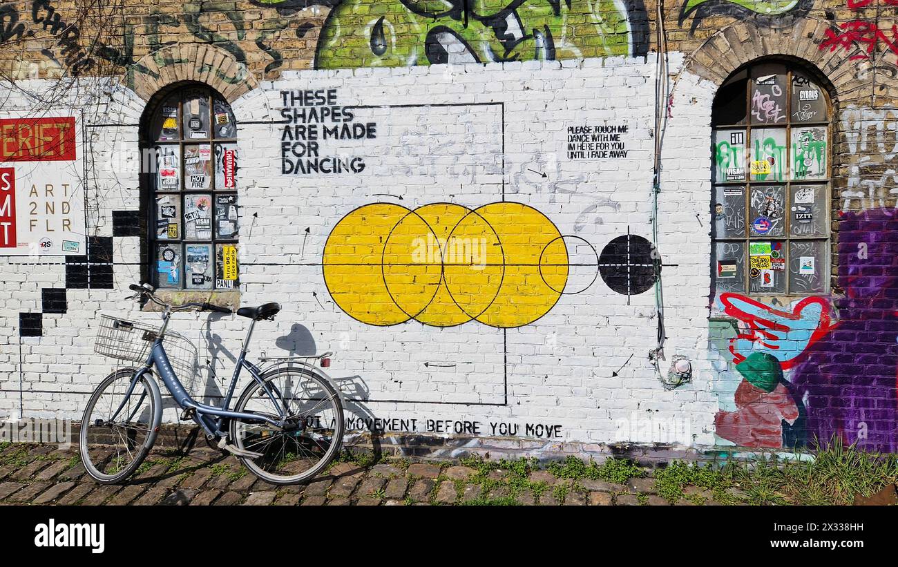 Copenhague, Danemark - 06 avril 2024 : dessin d'art mural sur le thème de la danse et du mouvement dans le bâtiment Freetown Christiania. Banque D'Images
