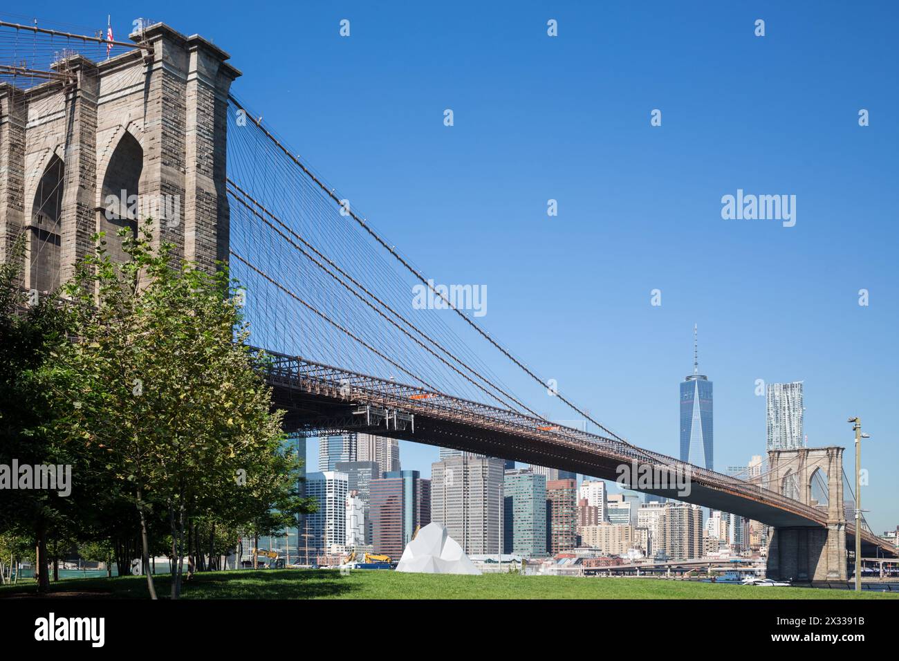 Pont de Brooklyn près du parc national Empire-Fulton Ferry lors d'une journée ensoleillée d'automne. Banque D'Images