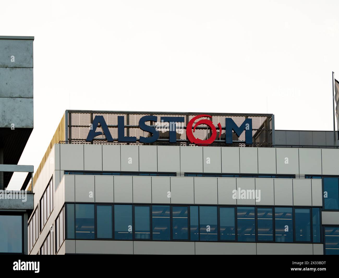 Logo Alstom de la société de matériel roulant. L'enseigne de marque est située au sommet d'un immeuble de bureaux. La société d'ingénierie opère dans le transport ferroviaire. Banque D'Images