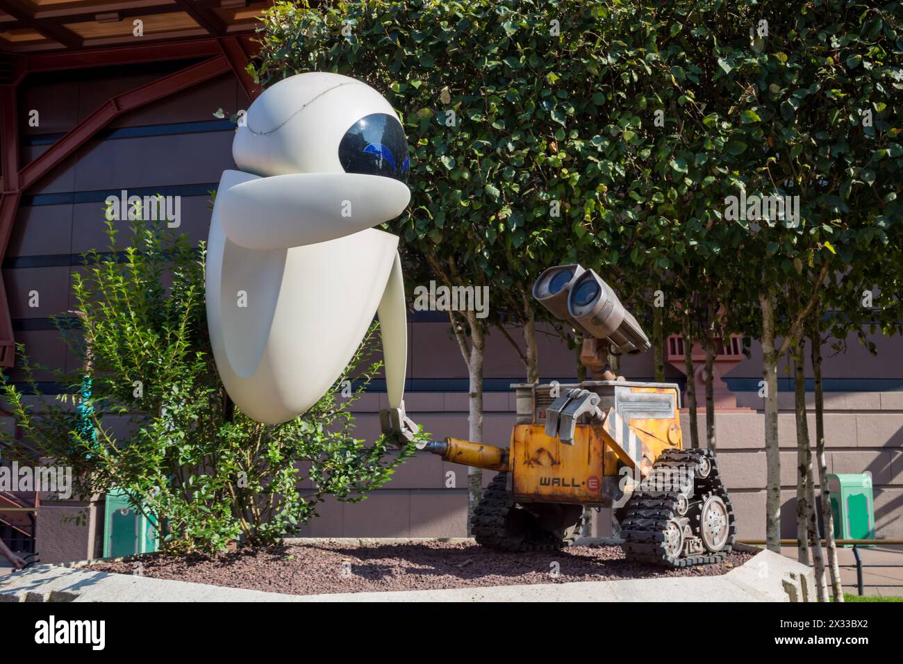 FRANCE, PARIS - 10 septembre 2014 : robot Wall-E et Eva du film Pixar à Disneyland. Banque D'Images