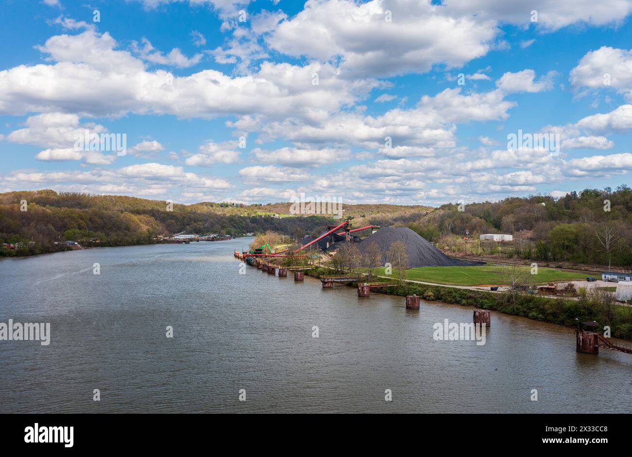 Charbon stocké par la rivière Monongahela à Vestaburg Pennsylvanie prêt à être transporté par barge vers les centrales électriques locales Banque D'Images