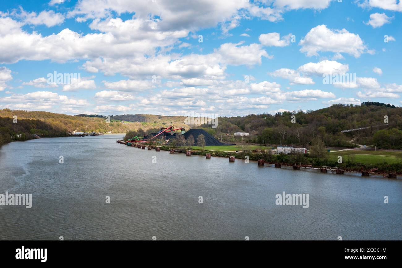 Charbon stocké par la rivière Monongahela à Vestaburg Pennsylvanie prêt à être transporté par barge vers les centrales électriques locales Banque D'Images