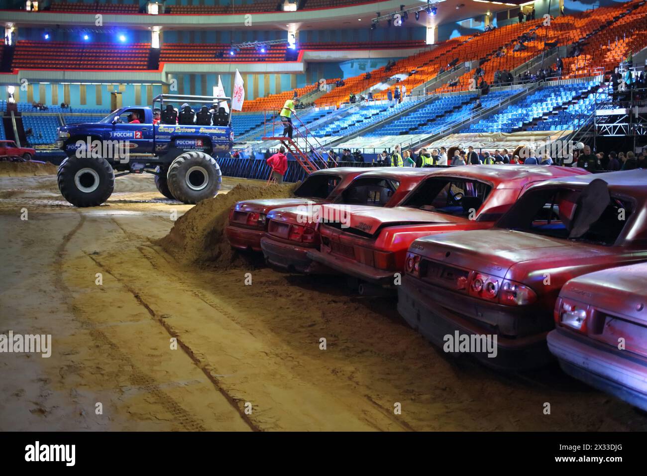 MOSCOU, RUSSIE - 29 mars 2014 : gros camions avec d'énormes roues et des voitures de jonque au salon Monster X Tour dans le complexe sportif olympique Banque D'Images