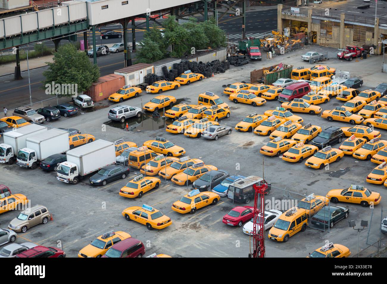 États-Unis, NEW-YORK - 24 août 2014 : parking taxi avec beaucoup de voitures près du chemin de fer. Banque D'Images