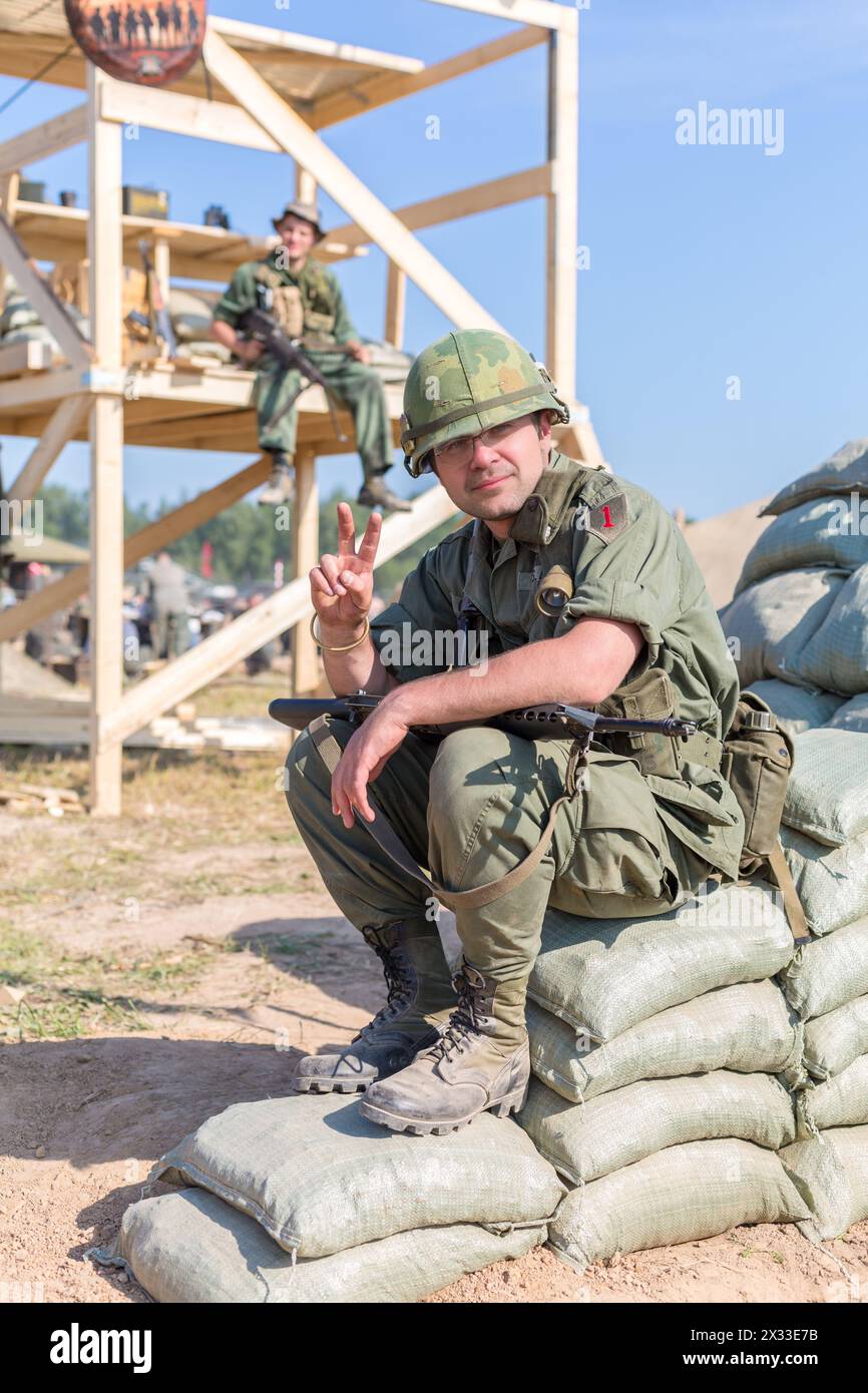 GI Soldger montre un geste de paix assis sur des sacs Banque D'Images