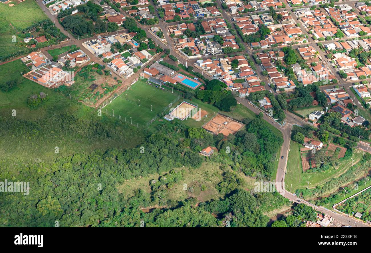 Cassilandia, Mato Grosso do Sul, Brésil - 04 16 2024 : image aérienne du club AABB Associacao Atletica Banco do Brasil à Cassilandia Banque D'Images