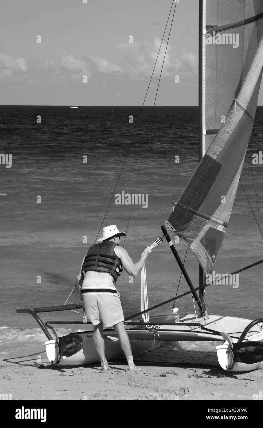 Homme caucasien se préparant à lancer un voilier à la marina de Fort Lauderdale, Floride, États-Unis. Banque D'Images