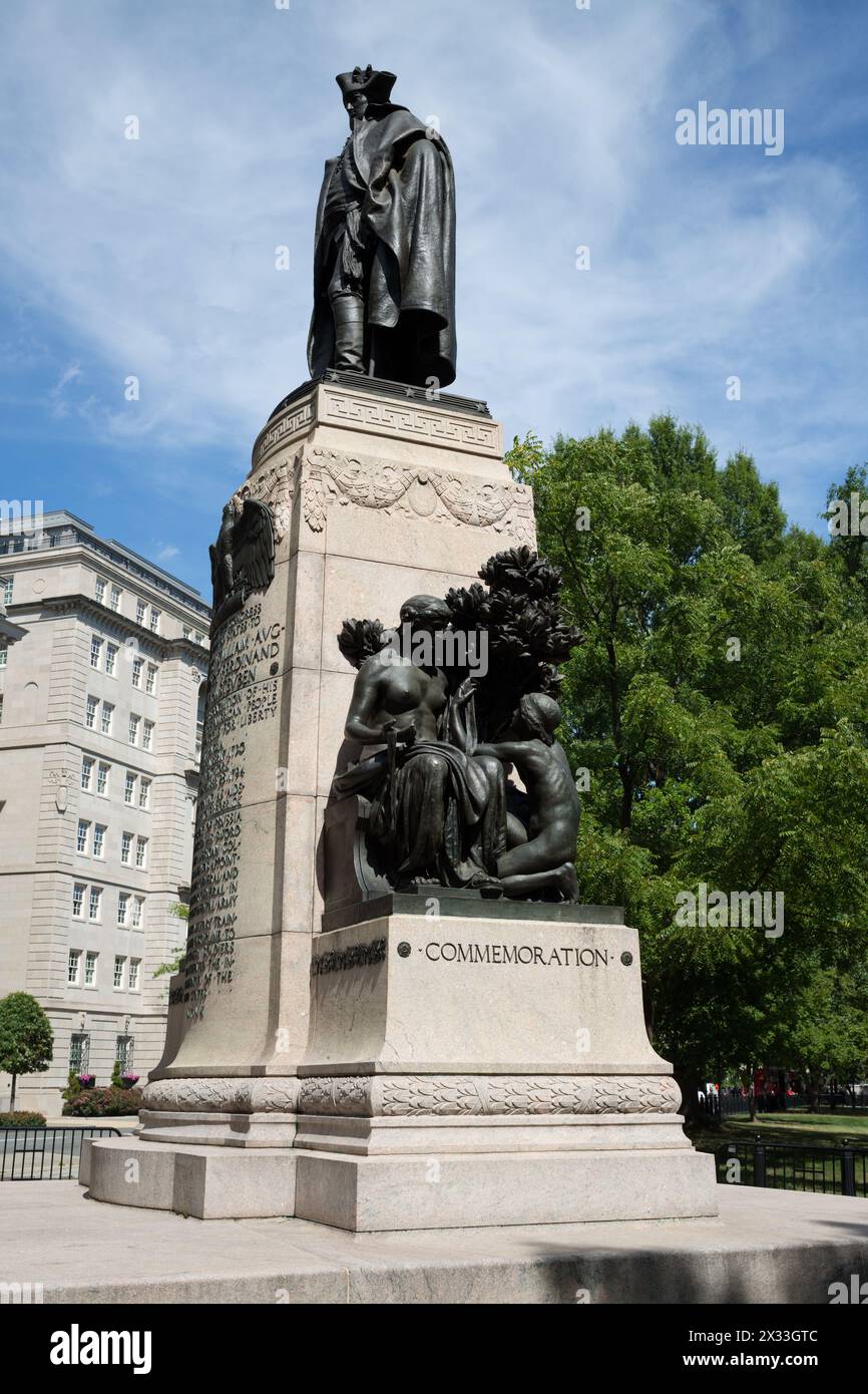 États-Unis, WASHINGTON – 28 août 2014 : Statue du baron Friedrich Wilhelm von Steuben dans Lafayette Park. Banque D'Images États-Unis, WASHINGTON – 28 août 2014 : Statue du baron Friedrich Wilhelm von Steuben dans Lafayette Park. Banque D'Images