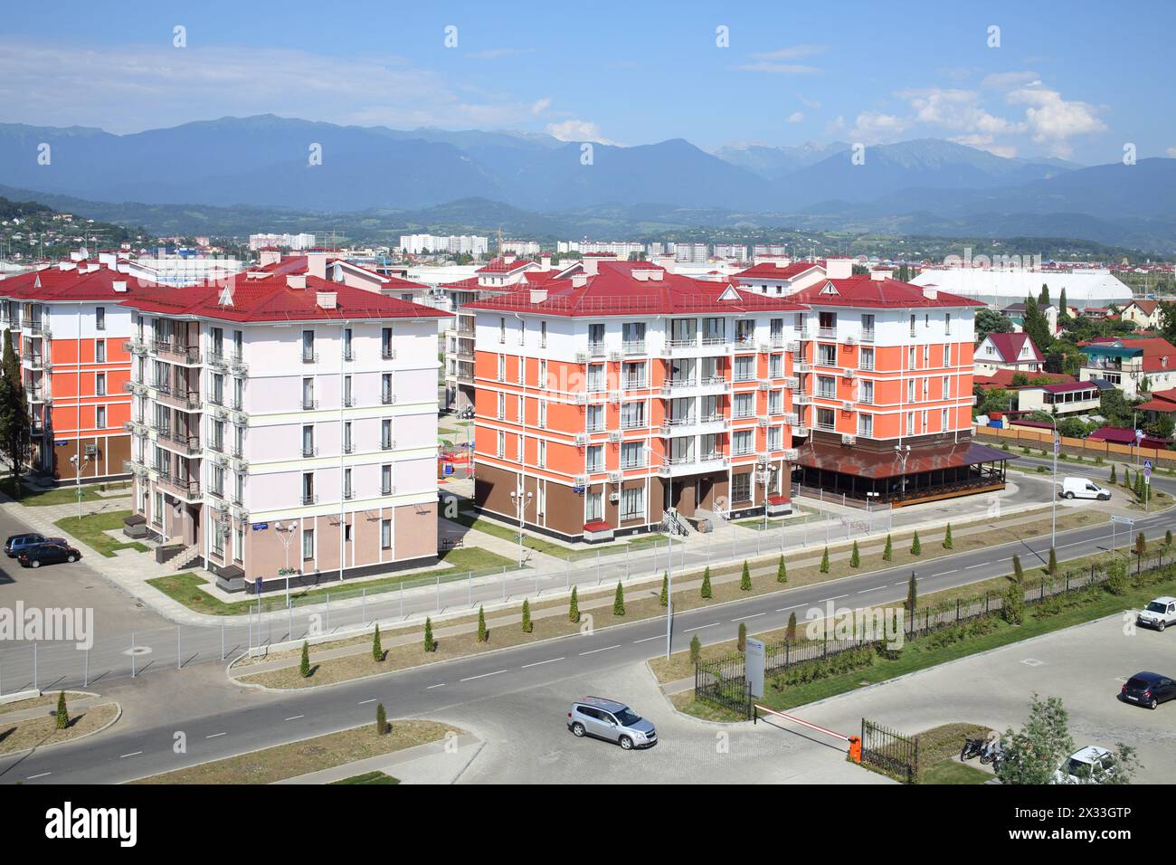 SOTCHI, RUSSIE - 25 juillet 2014 : la vue de l'Hôtel Radisson Blu Paradise Resort and Spa à la rue 65 ans de victoire avec le nouveau domaine a Banque D'Images