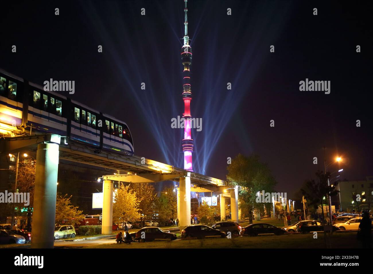 MOSCOU - 10 octobre 2014 : tour de télévision Ostankino dans les rayons des projecteurs dans la soirée Banque D'Images