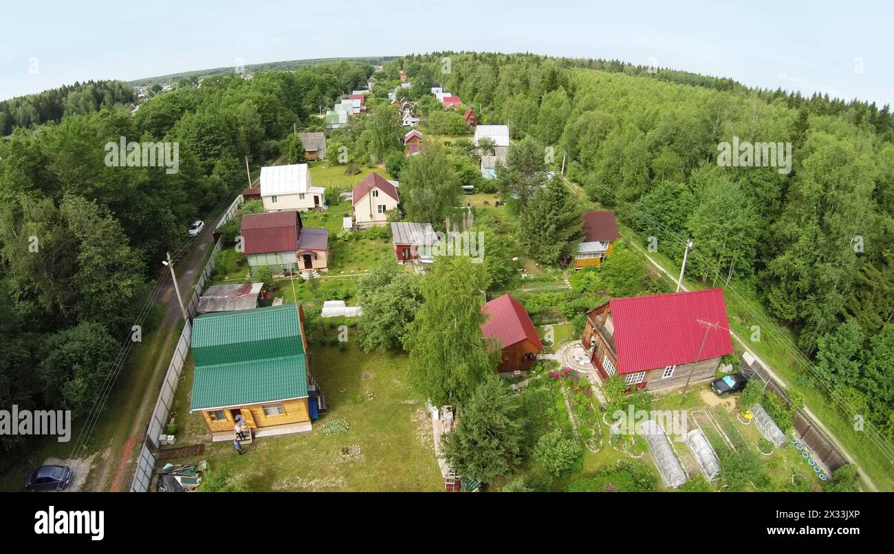 RUSSIE, BOROVSK – 13 juin 2014 : vue aérienne des chalets près du bois. Photo avec bruit provenant de la caméra embarquée Banque D'Images