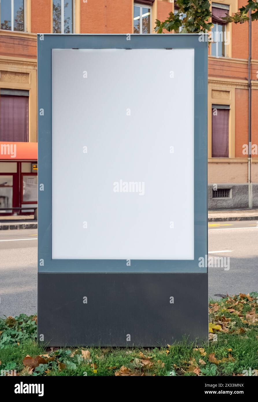 Panneau publicitaire vide pris dans une rue à Bologne, Italie. Modèle utile pour maquette Banque D'Images