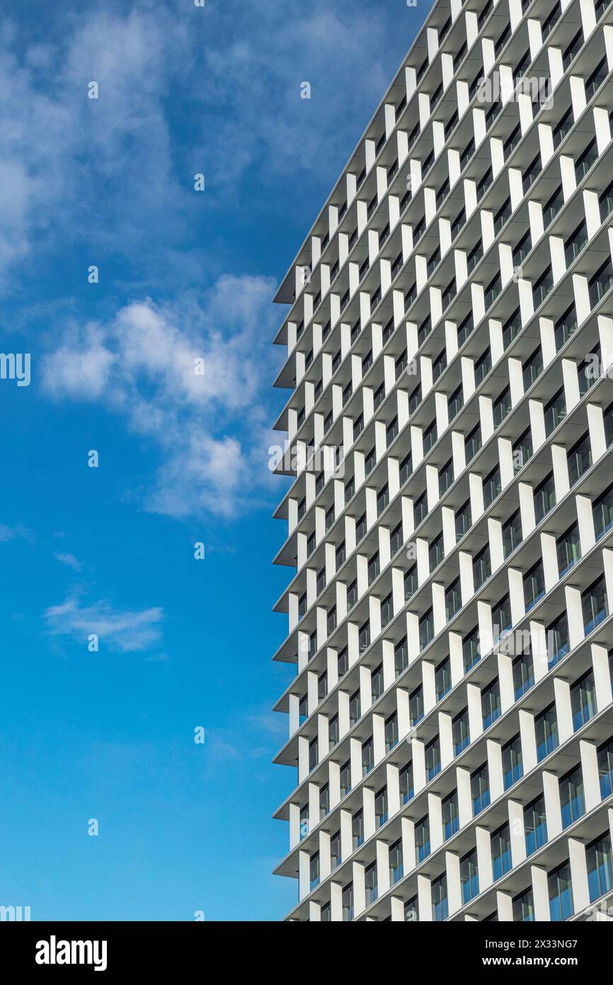Façade géométrique d'un bâtiment contemporain avec un fond de ciel bleu clair Banque D'Images