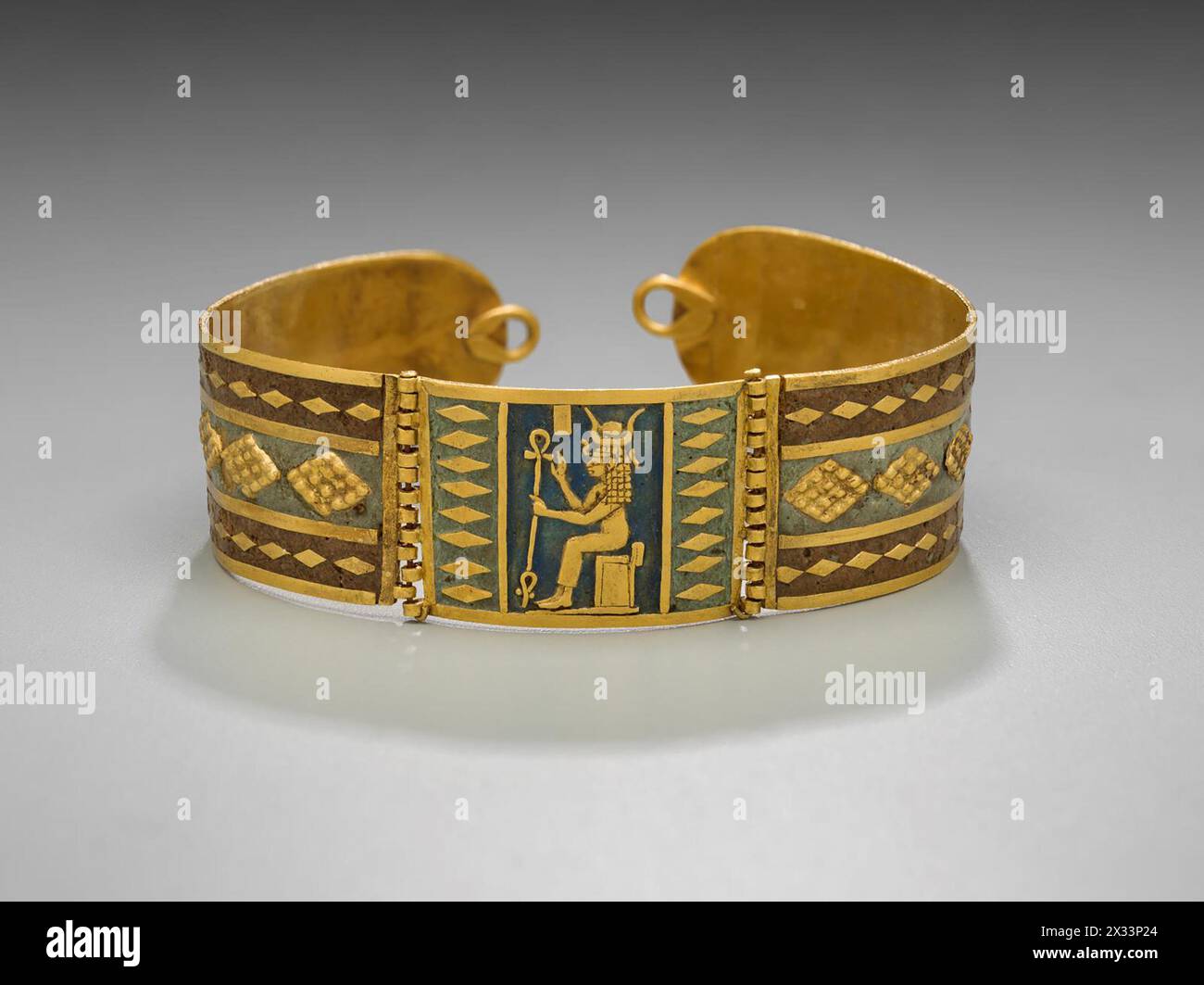 Bracelet articulé en or avec décoration en émail montrant une figure assise de la déesse Hathor et motif géométrique ; deux charnières ; boucle à chaque extrémité. PROVENANCE de Nubie (Soudan), Bracelet avec image de Hathor NubianMeroitic Period250–100 B.C. Banque D'Images