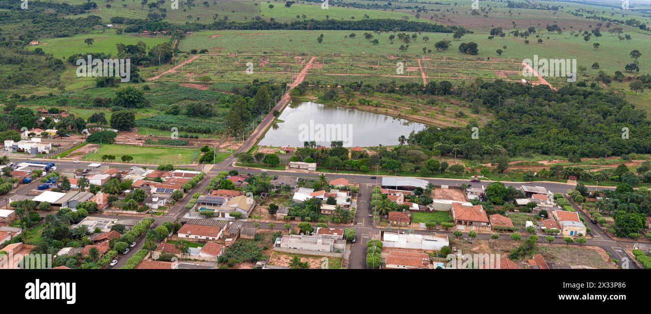 Itaja, Goias, Brésil 04 10 2024 : image aérienne du lac naturel municipal d'itaja Banque D'Images