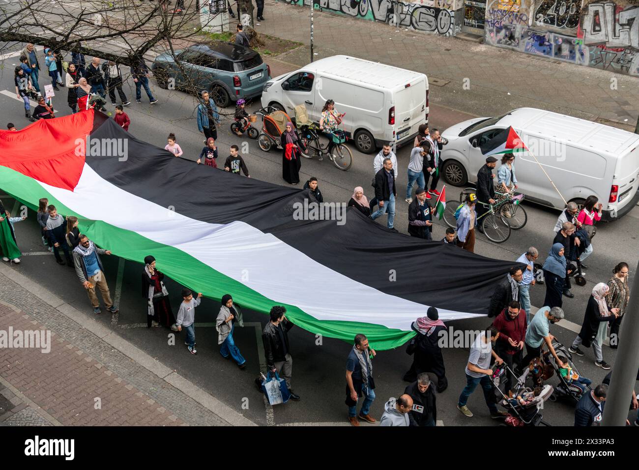 Demo zur Solidarität mit Palästina vom Oranienplatz bis Sonnenallee, Berlin-Neukölln Banque D'Images