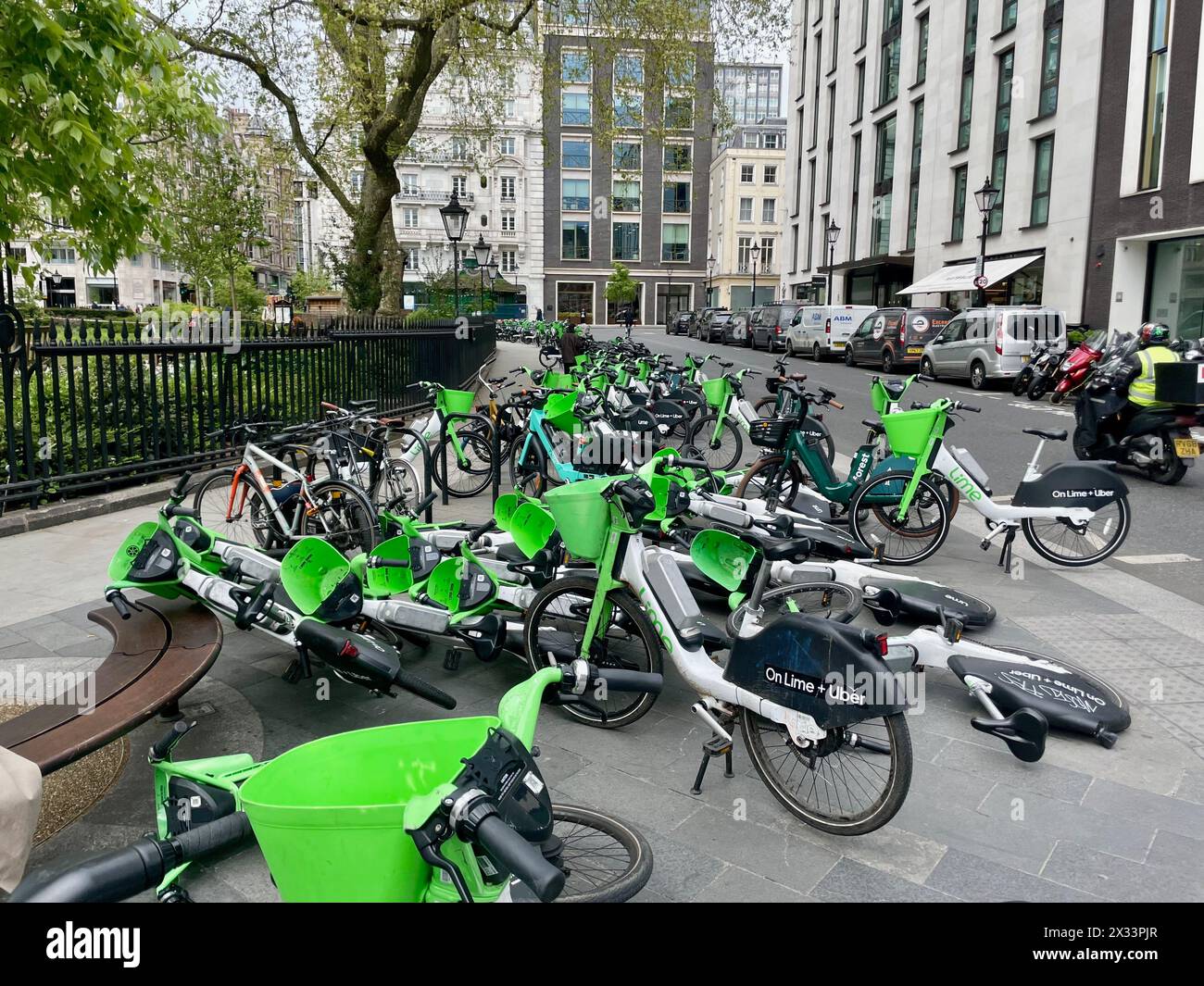 une masse de vélos de location de chaux à hanover square au centre de londres angleterre royaume-uni Banque D'Images