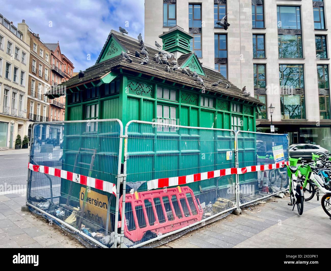 Un café fermé de chauffeurs de taxi peints en vert noir dans hanover Square, au centre de londres W1 Banque D'Images