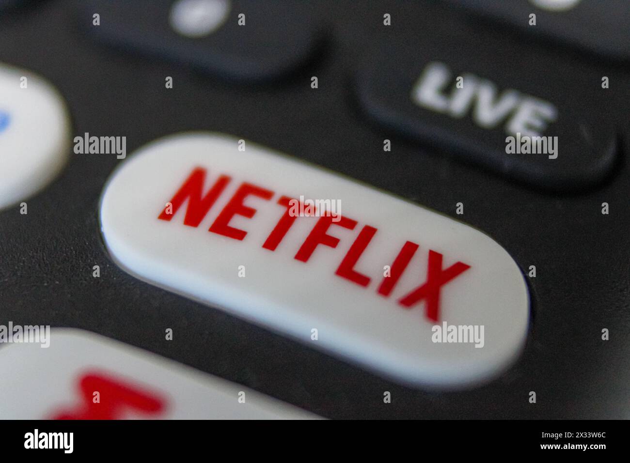 ÉDIMBOURG, ÉCOSSE 20 avril 2024 Macro gros plan sur le bouton Netflix d'une télécommande de télévision intelligente Banque D'Images