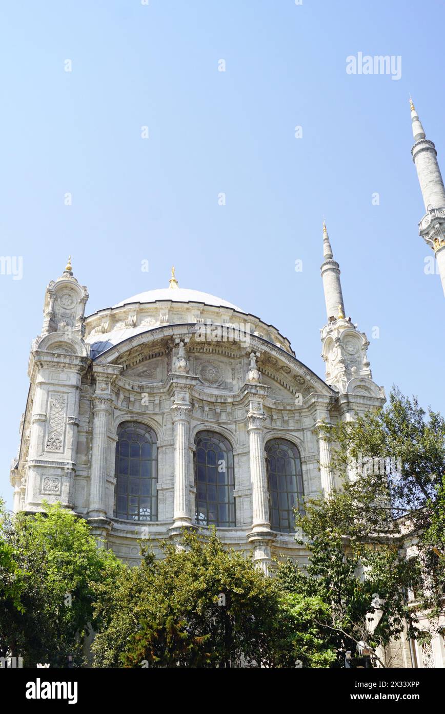 Vue de la façade de la mosquée Ortakoy, célèbre exemple d'architecture baroque ottomane construite sur les rives du Bosphore à Istanbul, Turquie Banque D'Images