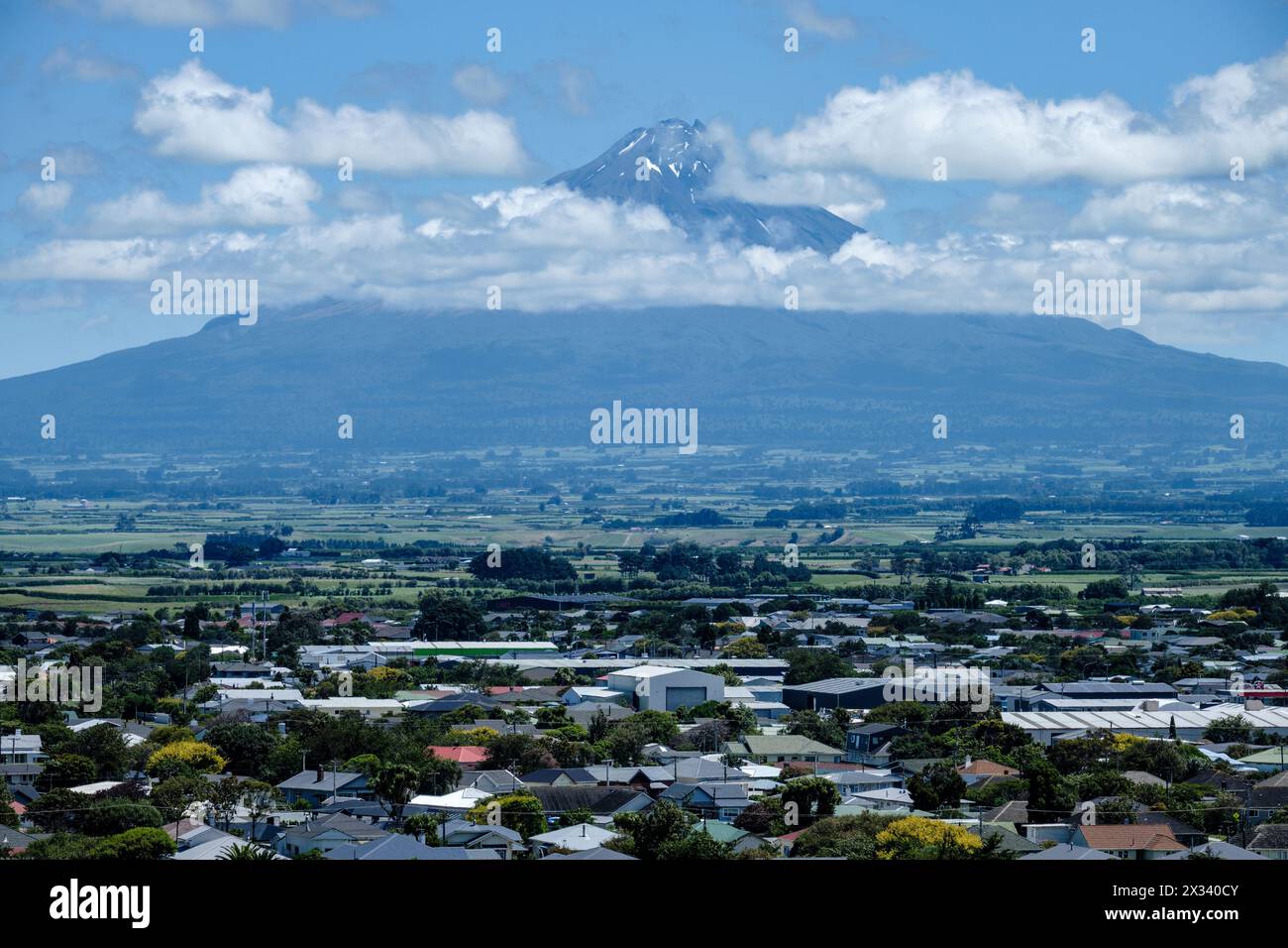 Vue depuis la Hawera Water Tower jusqu'au Mont Taranaki, Île du Nord, Nouvelle-Zélande Banque D'Images