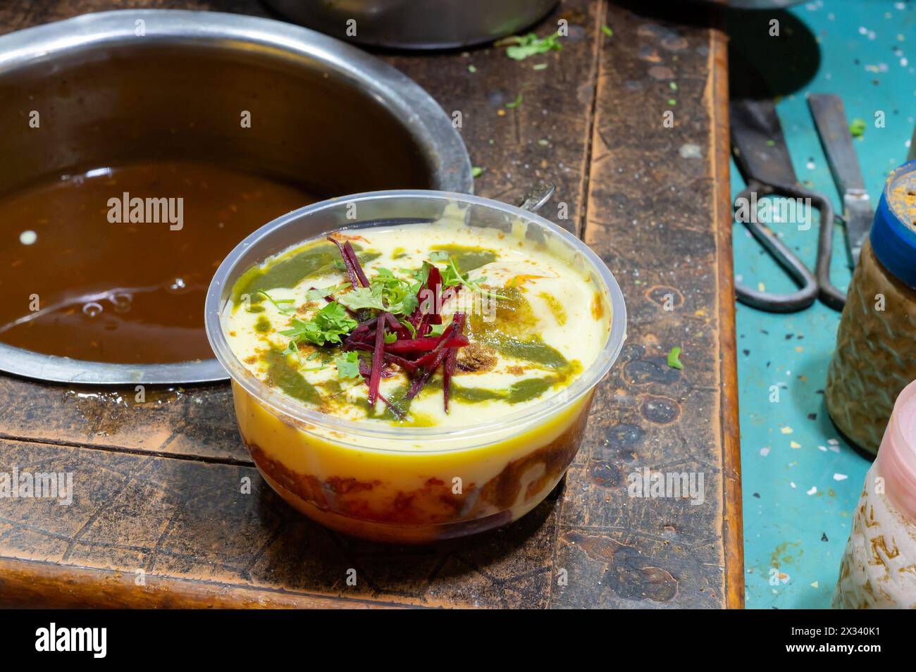 Rajasthani kulfi, célèbre cuisine sucrée traditionnelle, en cours de préparation au bord de la route. jodhpur, Rajasthan, Inde. Banque D'Images