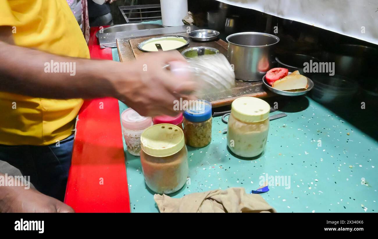 Rajasthani kulfi, célèbre cuisine sucrée traditionnelle, en cours de préparation au bord de la route. jodhpur, Rajasthan, Inde. Banque D'Images