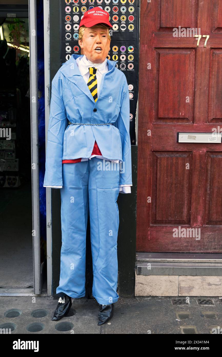 Donald Trump effigie mannequin mannikin à l'extérieur masque costume portrait blague magasin à Soho Londres Angleterre Royaume-Uni KATHY DEWITT Banque D'Images